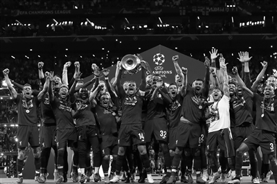 伤愈复出那一刻全场起立鼓掌