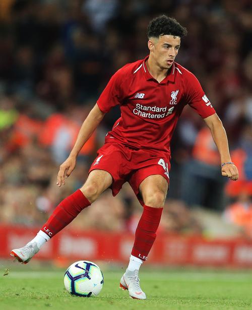 曼联发布年终大合影，眼尖球迷发现谢什科像是被P上去的（曼联晒年终合照，细心球迷称谢什科疑似后期拼接）