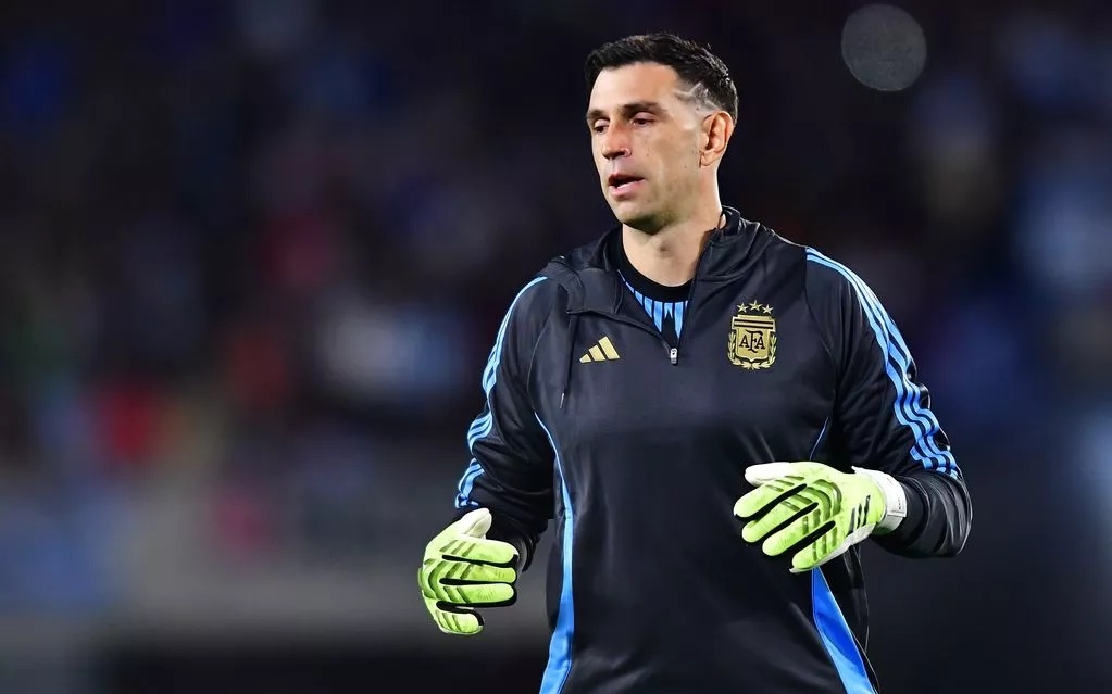 2025赛季，成都蓉城以红焰为刃、热血为甲，在三...