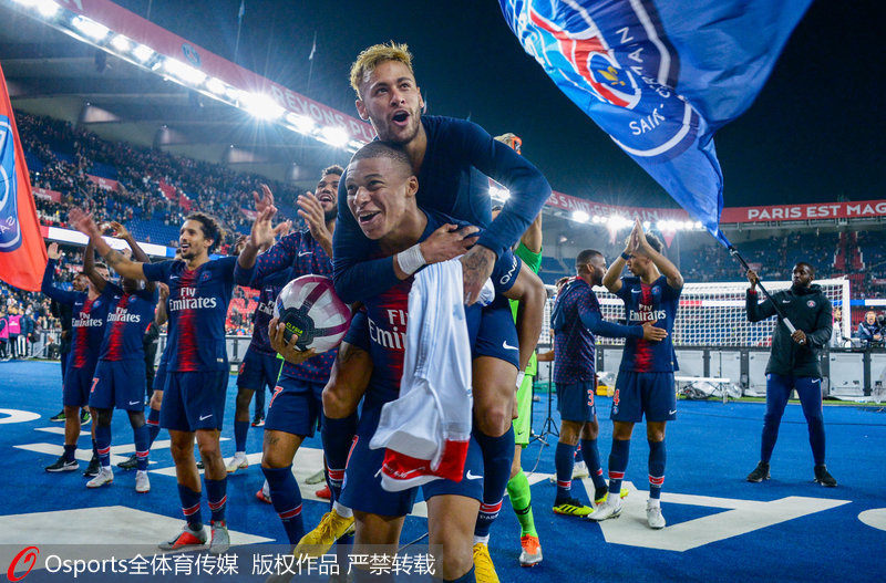 半场战报：勒沃库森2-1莱比锡，泰里耶、希克建功（半场：勒沃库森暂2-1领先莱比锡，泰里耶与希克破门）