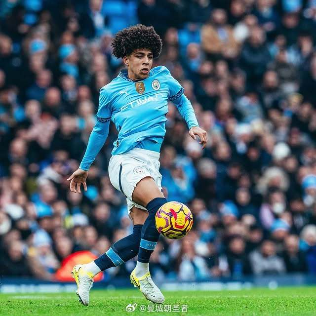 莫耶斯：本赛季英超判罚标准摇摆不定，裁判也懒得解释（莫耶斯批评本季英超判罚不统一，裁判不愿解释）