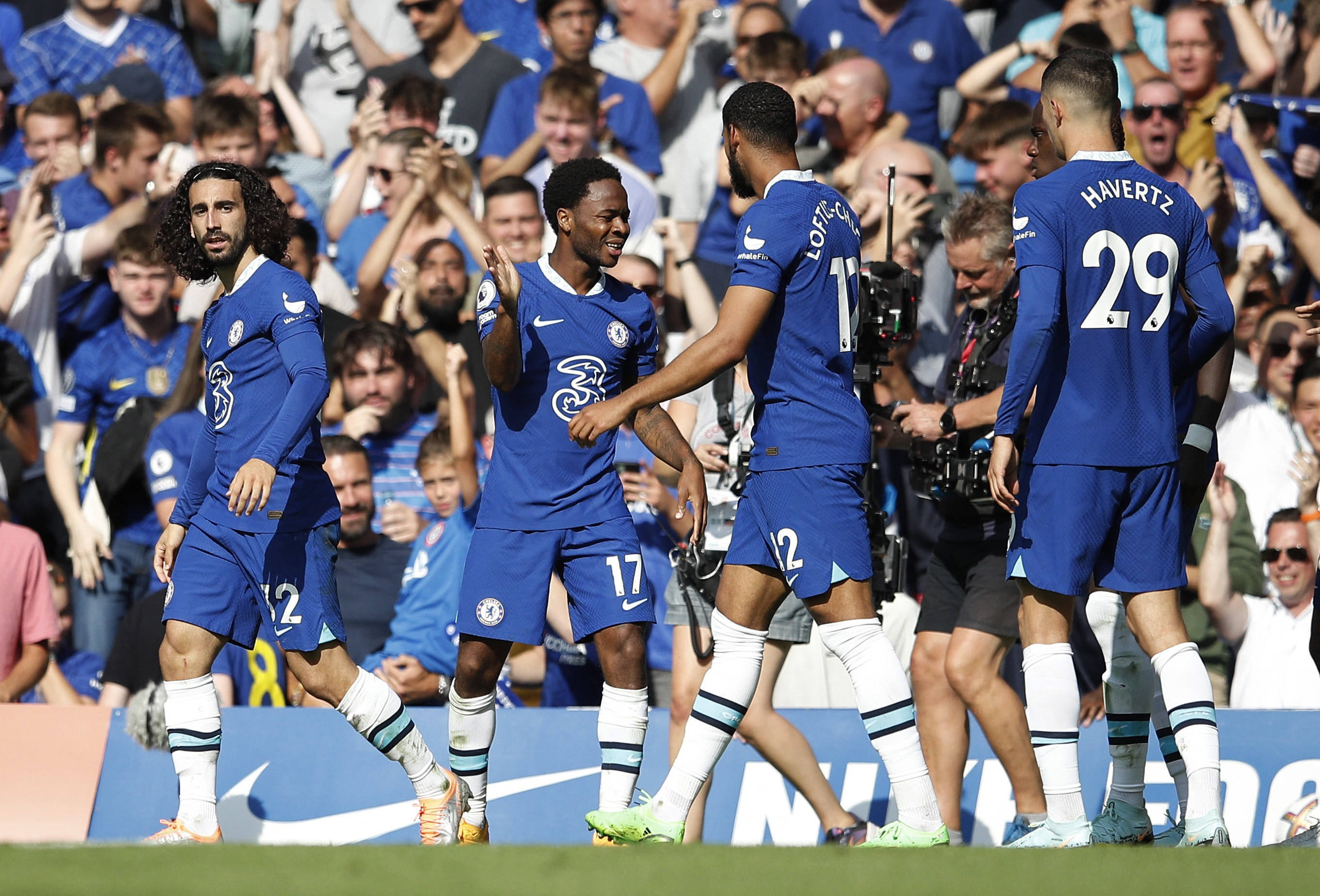 梅西带领迈阿密国际赢得美职联总冠军，实现越级登顶，展现超强实力。